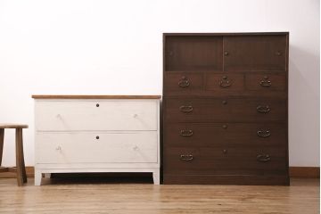 3段重ね桐箪笥を衣装箪笥とリビングボードにリメイク!上段・中段は重ねて台輪を取り付け、濃茶で着色仕上げ。下段は天板と木脚を取り付け、取っ手を交換。アンティークホワイトのペイントと茶系の天板のツートーン仕上げに。