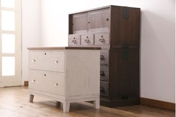 3段重ね桐箪笥を衣装箪笥とリビングボードにリメイク!上段・中段は重ねて台輪を取り付け、濃茶で着色仕上げ。下段は天板と木脚を取り付け、取っ手を交換。アンティークホワイトのペイントと茶系の天板のツートーン仕上げに。
