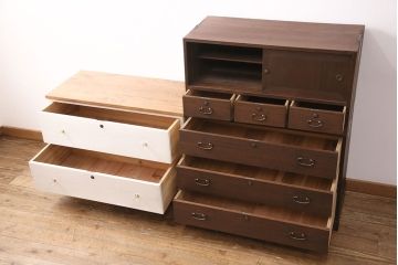 3段重ね桐箪笥を衣装箪笥とリビングボードにリメイク!上段・中段は重ねて台輪を取り付け、濃茶で着色仕上げ。下段は天板と木脚を取り付け、取っ手を交換。アンティークホワイトのペイントと茶系の天板のツートーン仕上げに。