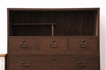 3段重ね桐箪笥を衣装箪笥とリビングボードにリメイク!上段・中段は重ねて台輪を取り付け、濃茶で着色仕上げ。下段は天板と木脚を取り付け、取っ手を交換。アンティークホワイトのペイントと茶系の天板のツートーン仕上げに。