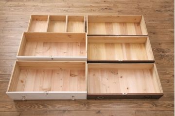 3段重ね桐箪笥を衣装箪笥とリビングボードにリメイク!上段・中段は重ねて台輪を取り付け、濃茶で着色仕上げ。下段は天板と木脚を取り付け、取っ手を交換。アンティークホワイトのペイントと茶系の天板のツートーン仕上げに。