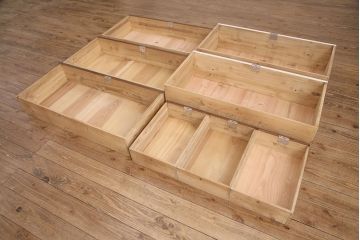 3段重ね桐箪笥を衣装箪笥とリビングボードにリメイク!上段・中段は重ねて台輪を取り付け、濃茶で着色仕上げ。下段は天板と木脚を取り付け、取っ手を交換。アンティークホワイトのペイントと茶系の天板のツートーン仕上げに。