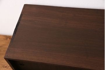3段重ね桐箪笥を衣装箪笥とリビングボードにリメイク!上段・中段は重ねて台輪を取り付け、濃茶で着色仕上げ。下段は天板と木脚を取り付け、取っ手を交換。アンティークホワイトのペイントと茶系の天板のツートーン仕上げに。