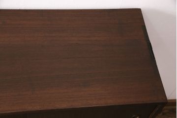3段重ね桐箪笥を衣装箪笥とリビングボードにリメイク!上段・中段は重ねて台輪を取り付け、濃茶で着色仕上げ。下段は天板と木脚を取り付け、取っ手を交換。アンティークホワイトのペイントと茶系の天板のツートーン仕上げに。