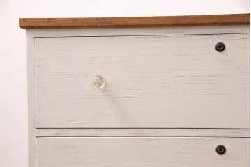 3段重ね桐箪笥を衣装箪笥とリビングボードにリメイク!上段・中段は重ねて台輪を取り付け、濃茶で着色仕上げ。下段は天板と木脚を取り付け、取っ手を交換。アンティークホワイトのペイントと茶系の天板のツートーン仕上げに。