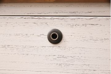 3段重ね桐箪笥を衣装箪笥とリビングボードにリメイク!上段・中段は重ねて台輪を取り付け、濃茶で着色仕上げ。下段は天板と木脚を取り付け、取っ手を交換。アンティークホワイトのペイントと茶系の天板のツートーン仕上げに。