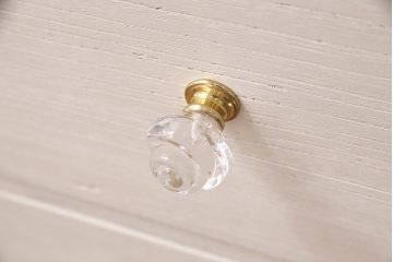 3段重ね桐箪笥を衣装箪笥とリビングボードにリメイク!上段・中段は重ねて台輪を取り付け、濃茶で着色仕上げ。下段は天板と木脚を取り付け、取っ手を交換。アンティークホワイトのペイントと茶系の天板のツートーン仕上げに。