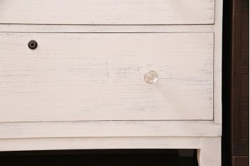 3段重ね桐箪笥を衣装箪笥とリビングボードにリメイク!上段・中段は重ねて台輪を取り付け、濃茶で着色仕上げ。下段は天板と木脚を取り付け、取っ手を交換。アンティークホワイトのペイントと茶系の天板のツートーン仕上げに。