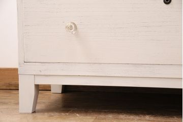 3段重ね桐箪笥を衣装箪笥とリビングボードにリメイク!上段・中段は重ねて台輪を取り付け、濃茶で着色仕上げ。下段は天板と木脚を取り付け、取っ手を交換。アンティークホワイトのペイントと茶系の天板のツートーン仕上げに。