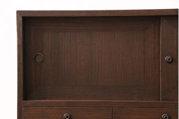 3段重ね桐箪笥を衣装箪笥とリビングボードにリメイク!上段・中段は重ねて台輪を取り付け、濃茶で着色仕上げ。下段は天板と木脚を取り付け、取っ手を交換。アンティークホワイトのペイントと茶系の天板のツートーン仕上げに。