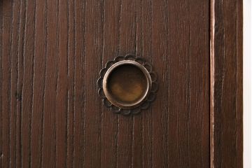 3段重ね桐箪笥を衣装箪笥とリビングボードにリメイク!上段・中段は重ねて台輪を取り付け、濃茶で着色仕上げ。下段は天板と木脚を取り付け、取っ手を交換。アンティークホワイトのペイントと茶系の天板のツートーン仕上げに。