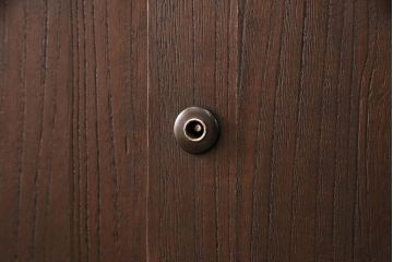 3段重ね桐箪笥を衣装箪笥とリビングボードにリメイク!上段・中段は重ねて台輪を取り付け、濃茶で着色仕上げ。下段は天板と木脚を取り付け、取っ手を交換。アンティークホワイトのペイントと茶系の天板のツートーン仕上げに。