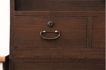 3段重ね桐箪笥を衣装箪笥とリビングボードにリメイク!上段・中段は重ねて台輪を取り付け、濃茶で着色仕上げ。下段は天板と木脚を取り付け、取っ手を交換。アンティークホワイトのペイントと茶系の天板のツートーン仕上げに。