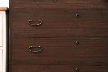 3段重ね桐箪笥を衣装箪笥とリビングボードにリメイク!上段・中段は重ねて台輪を取り付け、濃茶で着色仕上げ。下段は天板と木脚を取り付け、取っ手を交換。アンティークホワイトのペイントと茶系の天板のツートーン仕上げに。