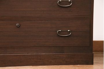 3段重ね桐箪笥を衣装箪笥とリビングボードにリメイク!上段・中段は重ねて台輪を取り付け、濃茶で着色仕上げ。下段は天板と木脚を取り付け、取っ手を交換。アンティークホワイトのペイントと茶系の天板のツートーン仕上げに。