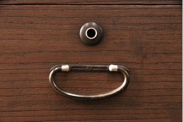 3段重ね桐箪笥を衣装箪笥とリビングボードにリメイク!上段・中段は重ねて台輪を取り付け、濃茶で着色仕上げ。下段は天板と木脚を取り付け、取っ手を交換。アンティークホワイトのペイントと茶系の天板のツートーン仕上げに。