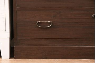 3段重ね桐箪笥を衣装箪笥とリビングボードにリメイク!上段・中段は重ねて台輪を取り付け、濃茶で着色仕上げ。下段は天板と木脚を取り付け、取っ手を交換。アンティークホワイトのペイントと茶系の天板のツートーン仕上げに。
