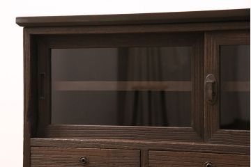 3段重ね桐箪笥をテレビボード、チェスト、ローボードにリメイク!上段は引き戸にクリアガラスをはめ込み、引手を取り付け。既存の棚板は撤去し、新たに棚板を製作。下段は引き出しをフリップダウン扉に変更。いずれも天板と木脚を取り付け、濃茶に着色仕上げ。