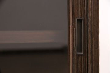 3段重ね桐箪笥をテレビボード、チェスト、ローボードにリメイク!上段は引き戸にクリアガラスをはめ込み、引手を取り付け。既存の棚板は撤去し、新たに棚板を製作。下段は引き出しをフリップダウン扉に変更。いずれも天板と木脚を取り付け、濃茶に着色仕上げ。