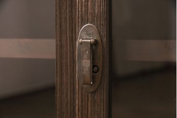 3段重ね桐箪笥をテレビボード、チェスト、ローボードにリメイク!上段は引き戸にクリアガラスをはめ込み、引手を取り付け。既存の棚板は撤去し、新たに棚板を製作。下段は引き出しをフリップダウン扉に変更。いずれも天板と木脚を取り付け、濃茶に着色仕上げ。