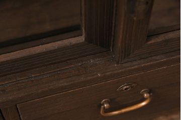 3段重ね桐箪笥をテレビボード、チェスト、ローボードにリメイク!上段は引き戸にクリアガラスをはめ込み、引手を取り付け。既存の棚板は撤去し、新たに棚板を製作。下段は引き出しをフリップダウン扉に変更。いずれも天板と木脚を取り付け、濃茶に着色仕上げ。