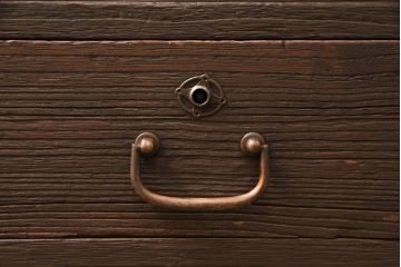 3段重ね桐箪笥をテレビボード、チェスト、ローボードにリメイク!上段は引き戸にクリアガラスをはめ込み、引手を取り付け。既存の棚板は撤去し、新たに棚板を製作。下段は引き出しをフリップダウン扉に変更。いずれも天板と木脚を取り付け、濃茶に着色仕上げ。