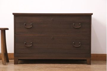 3段重ね桐箪笥をテレビボード、チェスト、ローボードにリメイク!上段は引き戸にクリアガラスをはめ込み、引手を取り付け。既存の棚板は撤去し、新たに棚板を製作。下段は引き出しをフリップダウン扉に変更。いずれも天板と木脚を取り付け、濃茶に着色仕上げ。