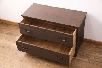3段重ね桐箪笥をテレビボード、チェスト、ローボードにリメイク!上段は引き戸にクリアガラスをはめ込み、引手を取り付け。既存の棚板は撤去し、新たに棚板を製作。下段は引き出しをフリップダウン扉に変更。いずれも天板と木脚を取り付け、濃茶に着色仕上げ。