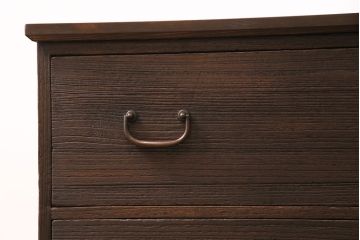 3段重ね桐箪笥をテレビボード、チェスト、ローボードにリメイク!上段は引き戸にクリアガラスをはめ込み、引手を取り付け。既存の棚板は撤去し、新たに棚板を製作。下段は引き出しをフリップダウン扉に変更。いずれも天板と木脚を取り付け、濃茶に着色仕上げ。