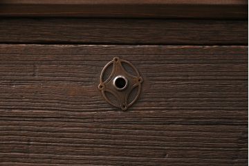 3段重ね桐箪笥をテレビボード、チェスト、ローボードにリメイク!上段は引き戸にクリアガラスをはめ込み、引手を取り付け。既存の棚板は撤去し、新たに棚板を製作。下段は引き出しをフリップダウン扉に変更。いずれも天板と木脚を取り付け、濃茶に着色仕上げ。