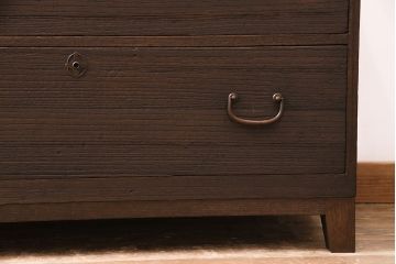 3段重ね桐箪笥をテレビボード、チェスト、ローボードにリメイク!上段は引き戸にクリアガラスをはめ込み、引手を取り付け。既存の棚板は撤去し、新たに棚板を製作。下段は引き出しをフリップダウン扉に変更。いずれも天板と木脚を取り付け、濃茶に着色仕上げ。