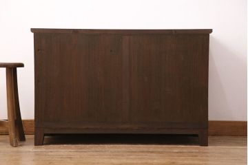 3段重ね桐箪笥をテレビボード、チェスト、ローボードにリメイク!上段は引き戸にクリアガラスをはめ込み、引手を取り付け。既存の棚板は撤去し、新たに棚板を製作。下段は引き出しをフリップダウン扉に変更。いずれも天板と木脚を取り付け、濃茶に着色仕上げ。