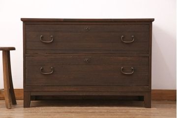3段重ね桐箪笥をテレビボード、チェスト、ローボードにリメイク!上段は引き戸にクリアガラスをはめ込み、引手を取り付け。既存の棚板は撤去し、新たに棚板を製作。下段は引き出しをフリップダウン扉に変更。いずれも天板と木脚を取り付け、濃茶に着色仕上げ。