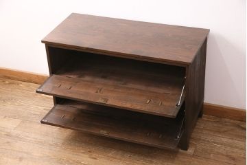 3段重ね桐箪笥をテレビボード、チェスト、ローボードにリメイク!上段は引き戸にクリアガラスをはめ込み、引手を取り付け。既存の棚板は撤去し、新たに棚板を製作。下段は引き出しをフリップダウン扉に変更。いずれも天板と木脚を取り付け、濃茶に着色仕上げ。