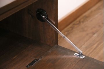 3段重ね桐箪笥をテレビボード、チェスト、ローボードにリメイク!上段は引き戸にクリアガラスをはめ込み、引手を取り付け。既存の棚板は撤去し、新たに棚板を製作。下段は引き出しをフリップダウン扉に変更。いずれも天板と木脚を取り付け、濃茶に着色仕上げ。