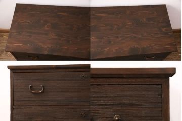 3段重ね桐箪笥をテレビボード、チェスト、ローボードにリメイク!上段は引き戸にクリアガラスをはめ込み、引手を取り付け。既存の棚板は撤去し、新たに棚板を製作。下段は引き出しをフリップダウン扉に変更。いずれも天板と木脚を取り付け、濃茶に着色仕上げ。