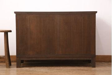 3段重ね桐箪笥をテレビボード、チェスト、ローボードにリメイク!上段は引き戸にクリアガラスをはめ込み、引手を取り付け。既存の棚板は撤去し、新たに棚板を製作。下段は引き出しをフリップダウン扉に変更。いずれも天板と木脚を取り付け、濃茶に着色仕上げ。