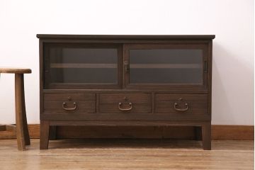 3段重ね桐箪笥をテレビボード、チェスト、ローボードにリメイク!上段は引き戸にクリアガラスをはめ込み、引手を取り付け。既存の棚板は撤去し、新たに棚板を製作。下段は引き出しをフリップダウン扉に変更。いずれも天板と木脚を取り付け、濃茶に着色仕上げ。