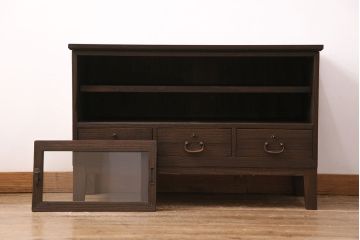 3段重ね桐箪笥をテレビボード、チェスト、ローボードにリメイク!上段は引き戸にクリアガラスをはめ込み、引手を取り付け。既存の棚板は撤去し、新たに棚板を製作。下段は引き出しをフリップダウン扉に変更。いずれも天板と木脚を取り付け、濃茶に着色仕上げ。