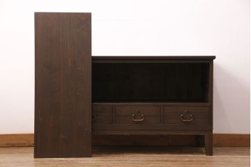 3段重ね桐箪笥をテレビボード、チェスト、ローボードにリメイク!上段は引き戸にクリアガラスをはめ込み、引手を取り付け。既存の棚板は撤去し、新たに棚板を製作。下段は引き出しをフリップダウン扉に変更。いずれも天板と木脚を取り付け、濃茶に着色仕上げ。