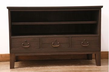 3段重ね桐箪笥をテレビボード、チェスト、ローボードにリメイク!上段は引き戸にクリアガラスをはめ込み、引手を取り付け。既存の棚板は撤去し、新たに棚板を製作。下段は引き出しをフリップダウン扉に変更。いずれも天板と木脚を取り付け、濃茶に着色仕上げ。