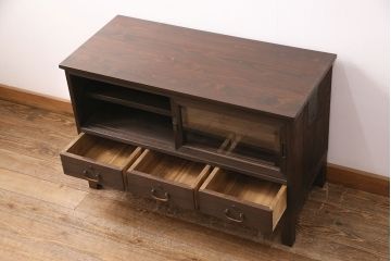 3段重ね桐箪笥をテレビボード、チェスト、ローボードにリメイク!上段は引き戸にクリアガラスをはめ込み、引手を取り付け。既存の棚板は撤去し、新たに棚板を製作。下段は引き出しをフリップダウン扉に変更。いずれも天板と木脚を取り付け、濃茶に着色仕上げ。