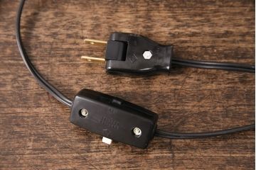 卓上照明を綺麗に再生!高品質リペアを施し、和紙を張り替え。断線したコードを新しいものに交換。