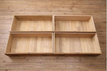 箪笥をローチェストにリメイク!ヒノキ無垢材の天板を取り付け、割れや傷みがある部分は新材に入れ替え。現状の色味を残した仕上げに。
