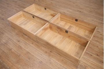 箪笥をローチェストにリメイク!ヒノキ無垢材の天板を取り付け、割れや傷みがある部分は新材に入れ替え。現状の色味を残した仕上げに。