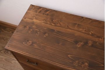 箪笥をローチェストにリメイク!ヒノキ無垢材の天板を取り付け、割れや傷みがある部分は新材に入れ替え。現状の色味を残した仕上げに。