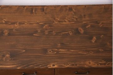 箪笥をローチェストにリメイク!ヒノキ無垢材の天板を取り付け、割れや傷みがある部分は新材に入れ替え。現状の色味を残した仕上げに。