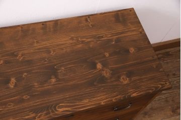 箪笥をローチェストにリメイク!ヒノキ無垢材の天板を取り付け、割れや傷みがある部分は新材に入れ替え。現状の色味を残した仕上げに。