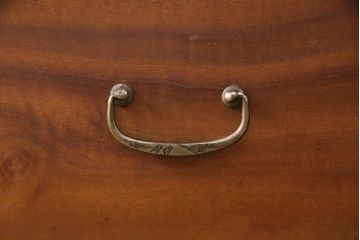 箪笥をローチェストにリメイク!ヒノキ無垢材の天板を取り付け、割れや傷みがある部分は新材に入れ替え。現状の色味を残した仕上げに。