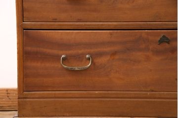 箪笥をローチェストにリメイク!ヒノキ無垢材の天板を取り付け、割れや傷みがある部分は新材に入れ替え。現状の色味を残した仕上げに。
